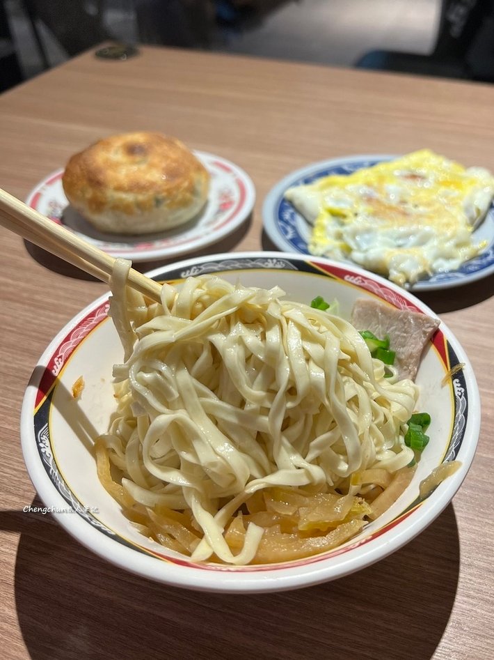 基隆美食，東家館 蔥餅、乾麵、餛飩湯，老店高人氣在地早午餐