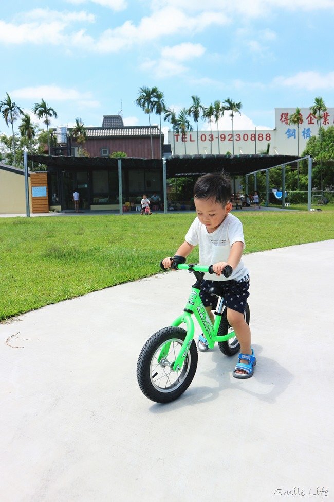  │食。宜蘭│新開幕「玩的瘋wonderfu親子廚房」。積木牆、泳池、跑車、草坪、賽車跑道‥宜蘭親子餐廳