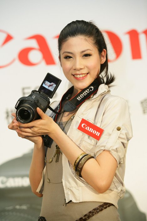 圖說四 EOS 600D 擁有全新「A+」智慧自動場景拍攝模式，加上3吋LCD 翻轉螢幕，初學者也能盡享豐富多變的拍攝樂趣。.JPG