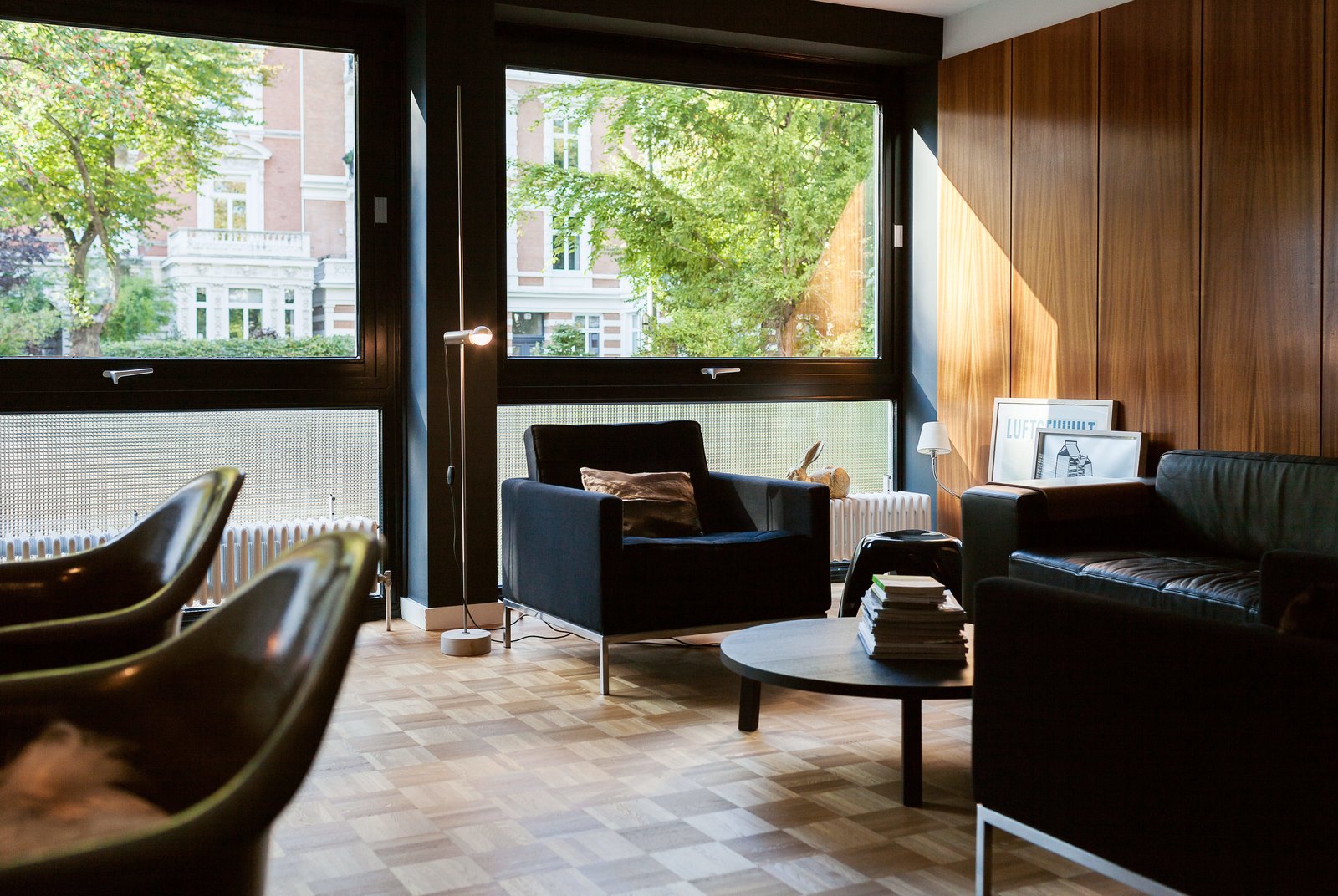 The home is a showcase for the modern furnishings the residents have collected over the years. Vintage armchairs by Florence Knoll and a PA05 Leila coffee table from e15 outfit the living room.