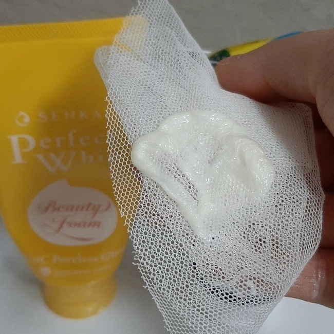 它的質地照色澤有點微黃