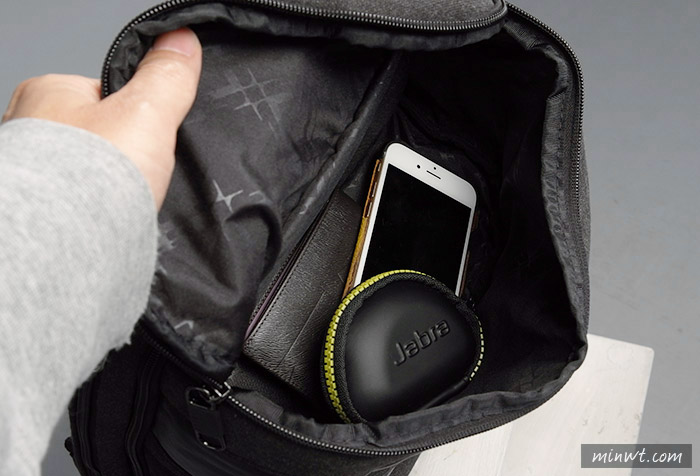 梅問題-《ELLE HOMME》筆電相機二兩用包與多種背法