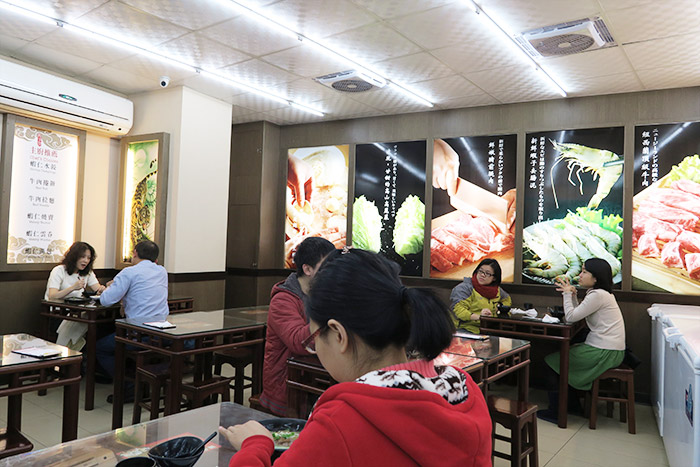 梅問題-《角子虎水餃館》牛肉湯餃皮薄、餡料味美，湯頭好滋味！