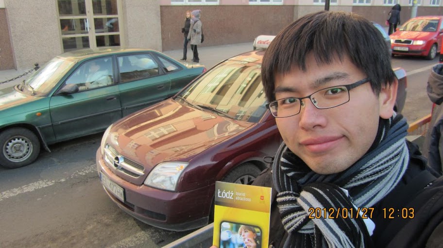 我拿著DM和Łódź的計程車和街道留影