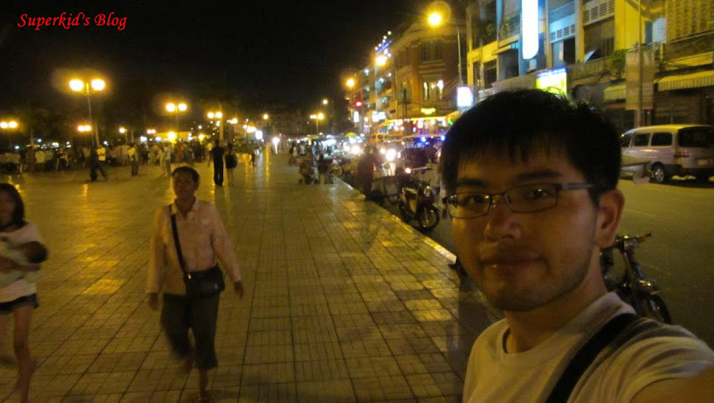 我在夜晚的金邊街道上