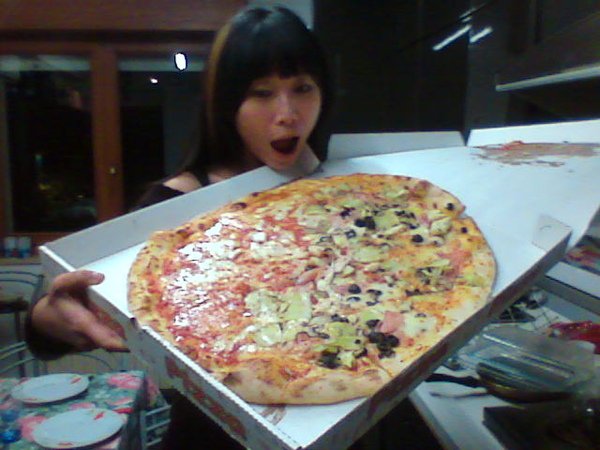 huge pizza 超大披薩