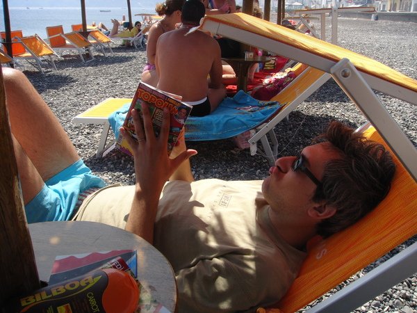 Ivano reads AGAIN in the beach 又在看書的老伊