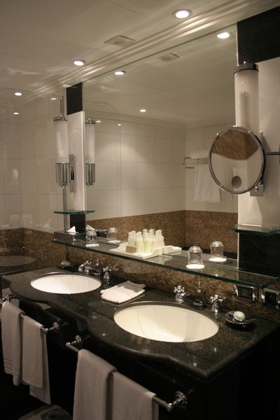 Plaza Athenee suite - bathroom (1).JPG