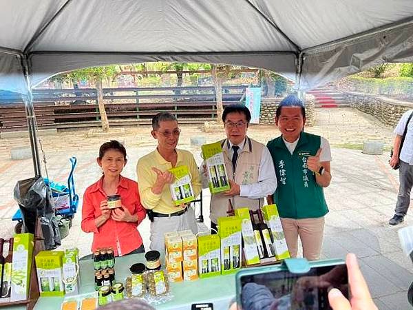 黃偉哲市長與李偉智議員宣傳小農攤位市集.jpg