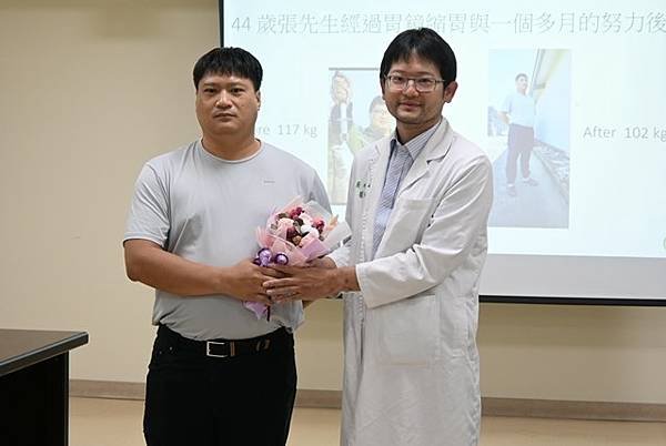 患者張先生（左）贈花致謝蔡坤峰主任，幫助他月減12公斤重返健康.jpg