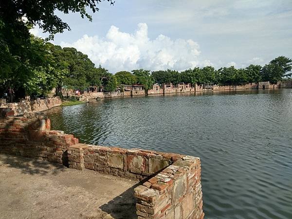 台灣手指創舊派畫家匡乙中秋節在學甲區秘境「老塘湖藝術村」展出