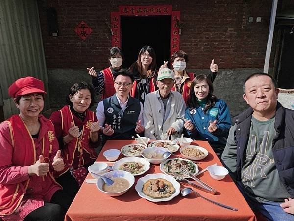 民代為苦民送暖  伴華山獨老提前年夜飯  