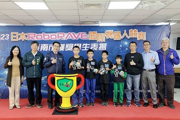 臺南學子2023 RoboRAVE國際機器人大賽勇奪38面獎