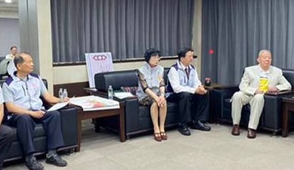南巿府巿政顧問徐修齊公益傳愛台南市市長黃偉哲頒發卓越市民表揚