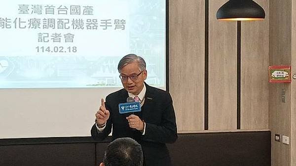 奇美醫院與群創光電攜手研發首台國產「智能化療調配機器手臂」