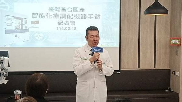 奇美醫院與群創光電攜手研發首台國產「智能化療調配機器手臂」