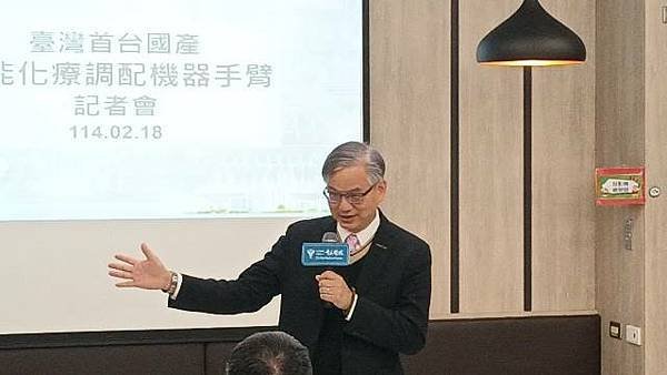 奇美醫院與群創光電攜手研發首台國產「智能化療調配機器手臂」