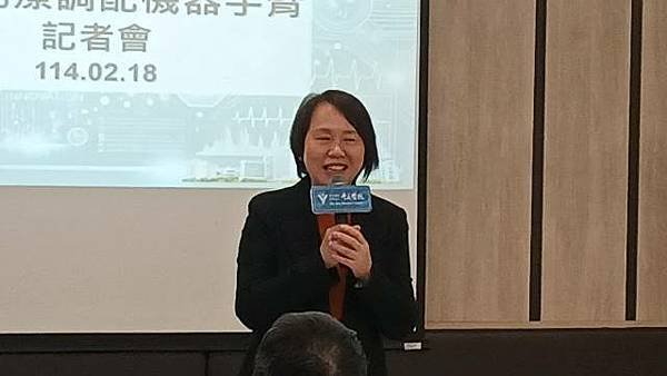 奇美醫院與群創光電攜手研發首台國產「智能化療調配機器手臂」