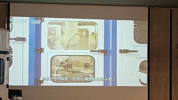 奇美醫院與群創光電攜手研發首台國產「智能化療調配機器手臂」