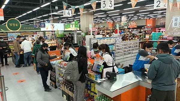 家樂福新市民生店開幕優惠狂潮！買一送一、銅板價優惠引爆消費潮