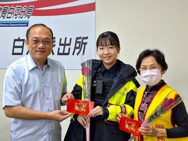 「婦女節前夕 白河分局致贈玫瑰花感謝女性同仁之辛勞」