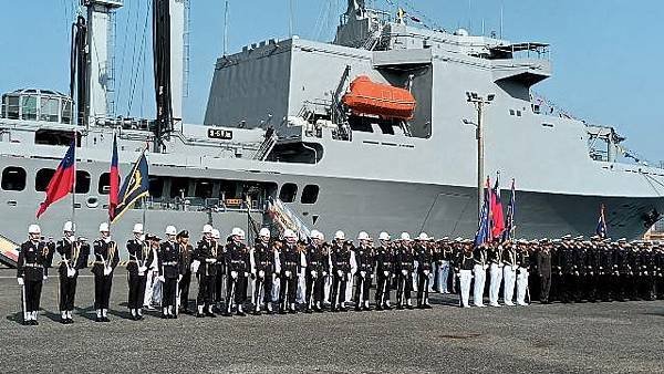 海軍敦睦艦隊抵臺南安平商港國軍加油全民提升國防意識