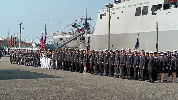 海軍敦睦艦隊抵臺南安平商港國軍加油全民提升國防意識