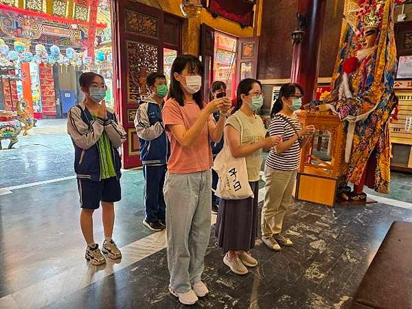 九份子國中小到朝皇宮為會考生加油祈福