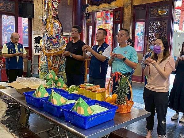 九份子國中小到朝皇宮為會考生加油祈福