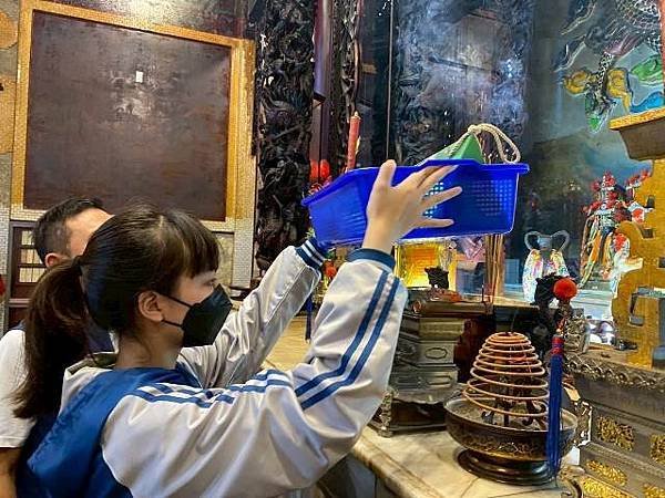 九份子國中小到朝皇宮為會考生加油祈福