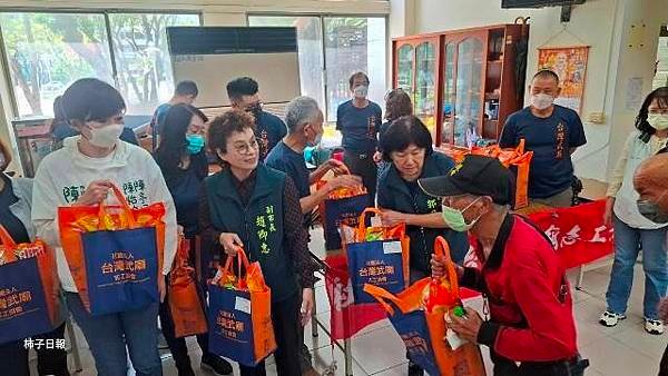 南市結合民團傳遞端午溫情 提醒街友善用自立支援服務中心
