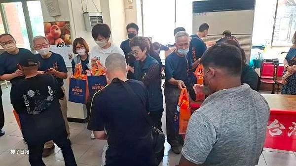 南市結合民團傳遞端午溫情 提醒街友善用自立支援服務中心
