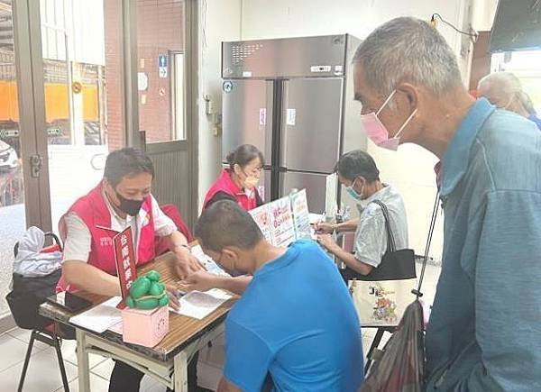 南市結合民團傳遞端午溫情 提醒街友善用自立支援服務中心
