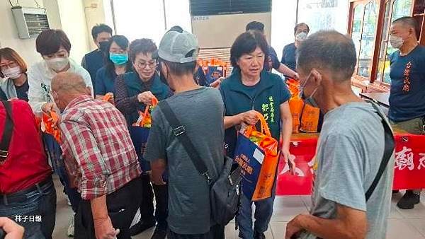 南市結合民團傳遞端午溫情 提醒街友善用自立支援服務中心