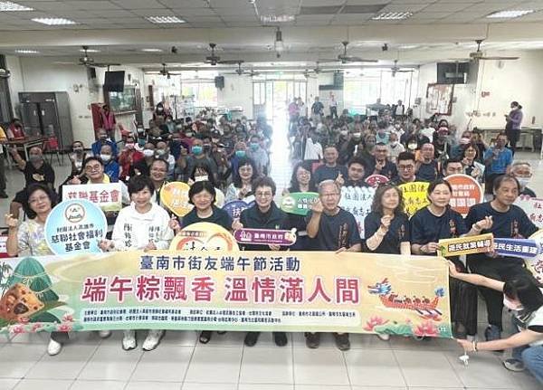 南市結合民團傳遞端午溫情 提醒街友善用自立支援服務中心