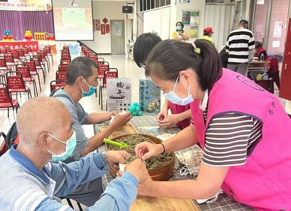 南市結合民團傳遞端午溫情 提醒街友善用自立支援服務中心