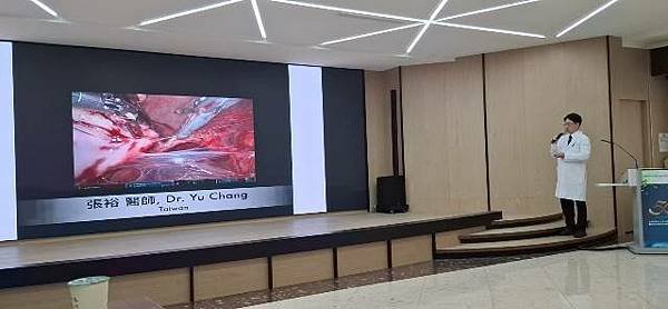 卵巢腫瘤大如籃球達文西結合單孔腹腔鏡免開大刀傷口不到3公分