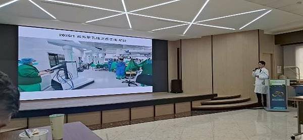 卵巢腫瘤大如籃球達文西結合單孔腹腔鏡免開大刀傷口不到3公分