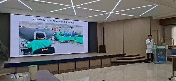 卵巢腫瘤大如籃球達文西結合單孔腹腔鏡免開大刀傷口不到3公分