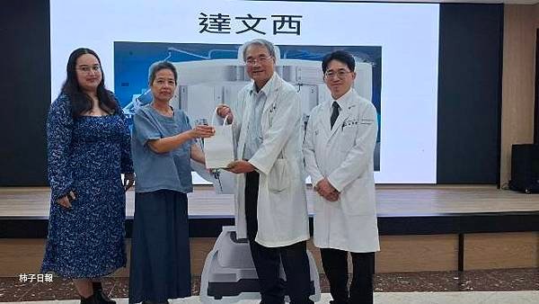 卵巢腫瘤大如籃球達文西結合單孔腹腔鏡免開大刀傷口不到3公分