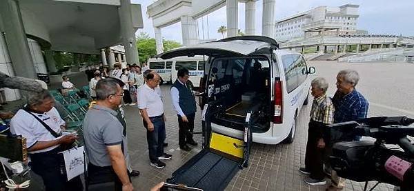 熱心市民捐贈3輛復康巴士 黃偉哲感謝善舉為社會發光發熱