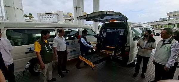 熱心市民捐贈3輛復康巴士 黃偉哲感謝善舉為社會發光發熱