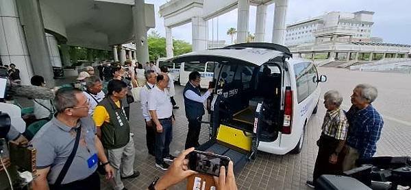 熱心市民捐贈3輛復康巴士 黃偉哲感謝善舉為社會發光發熱