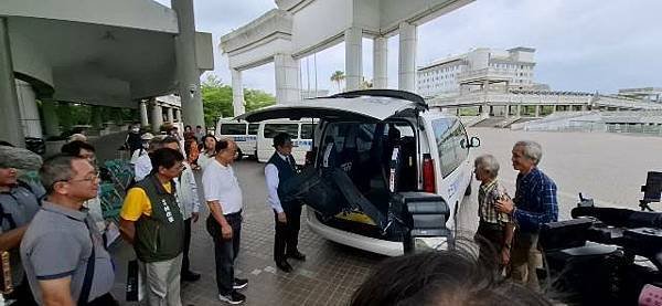 熱心市民捐贈3輛復康巴士 黃偉哲感謝善舉為社會發光發熱