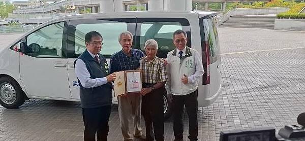 熱心市民捐贈3輛復康巴士 黃偉哲感謝善舉為社會發光發熱