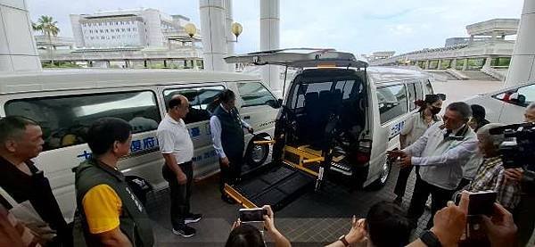 熱心市民捐贈3輛復康巴士 黃偉哲感謝善舉為社會發光發熱