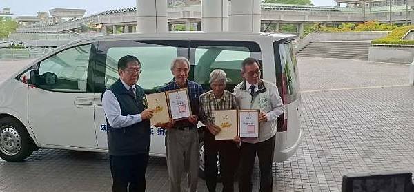 熱心市民捐贈3輛復康巴士 黃偉哲感謝善舉為社會發光發熱
