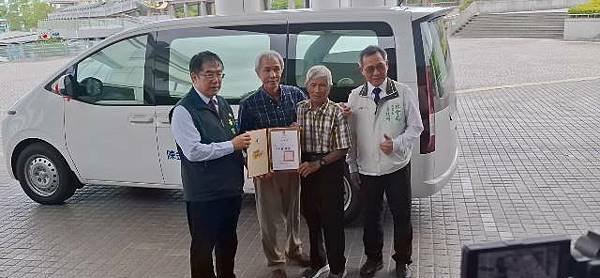 熱心市民捐贈3輛復康巴士 黃偉哲感謝善舉為社會發光發熱