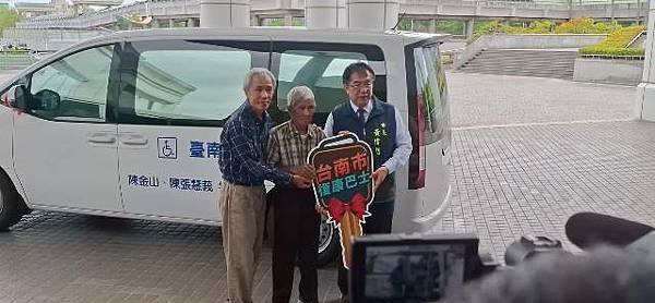 熱心市民捐贈3輛復康巴士 黃偉哲感謝善舉為社會發光發熱