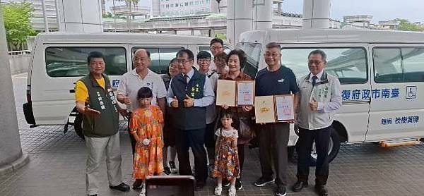 熱心市民捐贈3輛復康巴士 黃偉哲感謝善舉為社會發光發熱